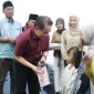 Wakil Wali Kota Pontianak Bahasan menyerahkan bantuan tas dan alat tulis kepada siswa.