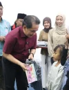 Wakil Wali Kota Pontianak Bahasan menyerahkan bantuan tas dan alat tulis kepada siswa.