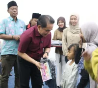 Wakil Wali Kota Pontianak Bahasan menyerahkan bantuan tas dan alat tulis kepada siswa.