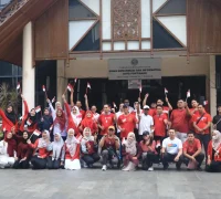 Pegawai Diskominfo Pontianak mengikuti jalan sehat dalam rangka menyambut HUT ke-81 Kemerdekaan RI.