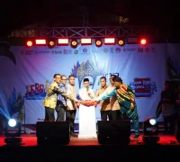Wali Kota Pontianak Edi Rusdi Kamtono membuka Pontianak Carnaval Khatulistiwa di Jalan Diponegoro Pontianak, Jumat (14/8/2026) malam.