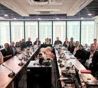 Menteri Kesejahteraan Wanita, Kanak-kanak dan Kesejahteraan Komunitas Sarawak Datuk Seri Fatimah Abdullah saat rapat bersama delegasi DPPM di Kuching. (Foto: Suara Sarawak)
