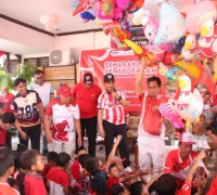 Wakil Wali Kota Pontianak Bahasan saat mengikuti kegiatan jalan sehat bersama warga di Pontianak Utara, Sabtu (15/8/2026).