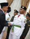 Wali Kota Pontianak Edi Rusdi Kamtono memberikan selamat kepada para Paskibraka Pontianak usai dikukuhkan di Ula Rumah Dinas Wali Kota Pontianak, Sabtu (15/8/2026) malam.
