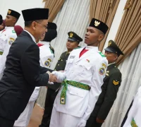 Wali Kota Pontianak Edi Rusdi Kamtono memberikan selamat kepada para Paskibraka Pontianak usai dikukuhkan di Ula Rumah Dinas Wali Kota Pontianak, Sabtu (15/8/2026) malam.