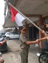 Satpol PP Kota Pontianak melakukan pengawasan dan penertiban pemasangan Bendera Merah Putih menjelang HUT ke-81 RI.