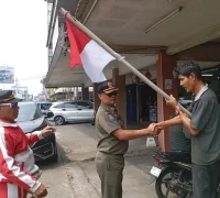 Satpol PP Kota Pontianak melakukan pengawasan dan penertiban pemasangan Bendera Merah Putih menjelang HUT ke-81 RI.