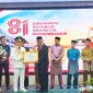 Sekretaris Daerah Kota Pontianak Amirullah menerima penghargaan dari Gubernur Kalbar Ria Norsan usai upacara 17 Agustus di Aula Garuda Kantor Gubernur Kalbar, Senin (17/8/2026).