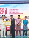 Sekretaris Daerah Kota Pontianak Amirullah menerima penghargaan dari Gubernur Kalbar Ria Norsan usai upacara 17 Agustus di Aula Garuda Kantor Gubernur Kalbar, Senin (17/8/2026).