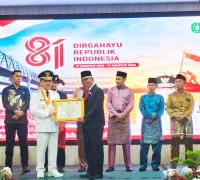 Sekretaris Daerah Kota Pontianak Amirullah menerima penghargaan dari Gubernur Kalbar Ria Norsan usai upacara 17 Agustus di Aula Garuda Kantor Gubernur Kalbar, Senin (17/8/2026).
