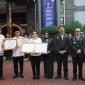 Kepala Kantor Wilayah Kemenkum Kalbar Jonny P Simamora menyerahkan penghargaan kepada Sekretaris Daerah Kota Pontianak Amirullah dalam rangkaian Upacara Hari Pengayoman di halaman Kanwil Kemenkum Kalbar, Rabu (19/8/2026).