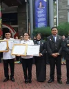 Kepala Kantor Wilayah Kemenkum Kalbar Jonny P Simamora menyerahkan penghargaan kepada Sekretaris Daerah Kota Pontianak Amirullah dalam rangkaian Upacara Hari Pengayoman di halaman Kanwil Kemenkum Kalbar, Rabu (19/8/2026).