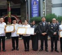 Kepala Kantor Wilayah Kemenkum Kalbar Jonny P Simamora menyerahkan penghargaan kepada Sekretaris Daerah Kota Pontianak Amirullah dalam rangkaian Upacara Hari Pengayoman di halaman Kanwil Kemenkum Kalbar, Rabu (19/8/2026).