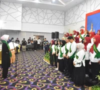 Duta Sanitasi Pontianak Yanieta Arbiastutie mengukuhkan Relawan Duta Sanitasi dalam Kick-off Pembangunan SPALD-T Kota Pontianak di Hotel Ibis, Rabu (19/8/2026).