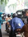 Ketua TP PKK Kota Pontianak membagikan masker kepada pengendara sepeda motor di kawasan bundaran Tugu Digulis Untan, Rabu (19/8/2026).