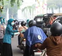Ketua TP PKK Kota Pontianak membagikan masker kepada pengendara sepeda motor di kawasan bundaran Tugu Digulis Untan, Rabu (19/8/2026).