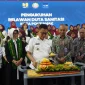 Wali Kota Pontianak Edi Rusdi Kamtono memotong tumpeng dalam Kick-off Pembangunan SPALD-T Kota Pontianak di Hotel Ibis, Rabu (19/8/2026).