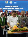 Wali Kota Pontianak Edi Rusdi Kamtono memotong tumpeng dalam Kick-off Pembangunan SPALD-T Kota Pontianak di Hotel Ibis, Rabu (19/8/2026).