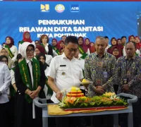 Wali Kota Pontianak Edi Rusdi Kamtono memotong tumpeng dalam Kick-off Pembangunan SPALD-T Kota Pontianak di Hotel Ibis, Rabu (19/8/2026).