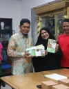 Pemkot Pontianak melalui DKUMP menyerahkan bantuan kemasan produk kepada pelaku UMKM melalui program Rumah Kemasan Gratis.