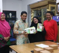 Pemkot Pontianak melalui DKUMP menyerahkan bantuan kemasan produk kepada pelaku UMKM melalui program Rumah Kemasan Gratis.
