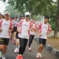 Tiga pelari Uber Running Crew (barisan depan) merayakan kemerdekaan dengan lari dari Pontianak menuju Kuching, Sabtu (22/8/2026).