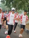 Tiga pelari Uber Running Crew (barisan depan) merayakan kemerdekaan dengan lari dari Pontianak menuju Kuching, Sabtu (22/8/2026).