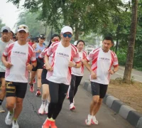 Tiga pelari Uber Running Crew (barisan depan) merayakan kemerdekaan dengan lari dari Pontianak menuju Kuching, Sabtu (22/8/2026).