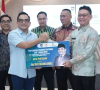 Wali Kota Pontianak Edi Rusdi Kamtono menerima secara simbolis program LSDP untuk pengelolaan sampah terpadu di Aula Sultan Syarif Abdurrahman Kantor Wali Kota Pontianak, Sabtu (22/8/2026).