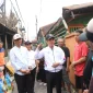 Wakil Wali Kota Pontianak Bahasan meninjau lokasi kebakaran enam rumah petak di Gang Sagu, Kelurahan Sungai Jawi Luar, Pontianak Barat.