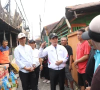 Wakil Wali Kota Pontianak Bahasan meninjau lokasi kebakaran enam rumah petak di Gang Sagu, Kelurahan Sungai Jawi Luar, Pontianak Barat.