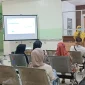 Ns. Rifda Angelina Wulandari memberikan edukasi pencegahan penularan TBC di RSUD SSMA Pontianak.