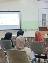 Ns. Rifda Angelina Wulandari memberikan edukasi pencegahan penularan TBC di RSUD SSMA Pontianak.