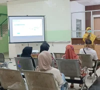 Ns. Rifda Angelina Wulandari memberikan edukasi pencegahan penularan TBC di RSUD SSMA Pontianak.