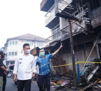 Wali Kota Pontianak Edi Rusdi Kamtono meninjau lokasi 18 ruko terbakar di Jalan Barito, Rabu (26/8/2026).