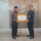 Kepala Bapperida Pontianak Yuli Trisna Ibrahim menerima plakat penghargaan Terbaik I Indeks Pengelolaan Keuangan Daerah klaster fiskal sangat tinggi di Kantor Bapperida Kalbar, Kamis (27/8/2026).