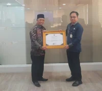 Kepala Bapperida Pontianak Yuli Trisna Ibrahim menerima plakat penghargaan Terbaik I Indeks Pengelolaan Keuangan Daerah klaster fiskal sangat tinggi di Kantor Bapperida Kalbar, Kamis (27/8/2026).