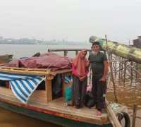Motor air milik Hasan Karmana yang sebelumnya menjadi tempat tinggal sementara setelah rumahnya di tepian Sungai Kapuas roboh di Pontianak.