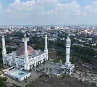 Masjid Raya Mujahidin Pontianak yang menjadi lokasi pelaksanaan salat istisqa di tengah kondisi kemarau dan kabut asap.
