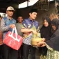 Wakil Wali Kota Pontianak Bahasan menyerahkan bantuan kepada warga terdampak kebakaran di Jeruju II, Pontianak Barat.