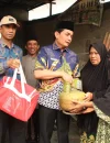 Wakil Wali Kota Pontianak Bahasan menyerahkan bantuan kepada warga terdampak kebakaran di Jeruju II, Pontianak Barat.