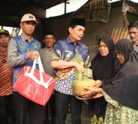 Wakil Wali Kota Pontianak Bahasan menyerahkan bantuan kepada warga terdampak kebakaran di Jeruju II, Pontianak Barat.