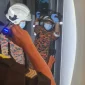 Petugas BBP Lopeng melakukan evakuasi terhadap seorang WNI yang ditemukan meninggal di kamar sewanya di Miri, Sarawak. (Suara Sarawak)