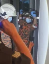 Petugas BBP Lopeng melakukan evakuasi terhadap seorang WNI yang ditemukan meninggal di kamar sewanya di Miri, Sarawak. (Suara Sarawak)