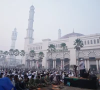 Ribuan umat Islam mengikuti salat istisqa di halaman Masjid Raya Mujahidin Pontianak.
