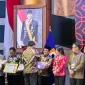 Wakil Wali Kota Pontianak Bahasan menerima penghargaan Indeks Keinsinyuran Daerah (IKD) 2026 di Jakarta.