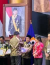 Wakil Wali Kota Pontianak Bahasan menerima penghargaan Indeks Keinsinyuran Daerah (IKD) 2026 di Jakarta.