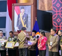 Wakil Wali Kota Pontianak Bahasan menerima penghargaan Indeks Keinsinyuran Daerah (IKD) 2026 di Jakarta.