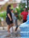 Warga mengambil air tawar gratis yang disediakan Perumda Tirta Khatulistiwa di Kota Pontianak.