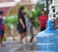 Warga mengambil air tawar gratis yang disediakan Perumda Tirta Khatulistiwa di Kota Pontianak.